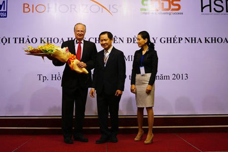 Bác sĩ Việt tôn vinh bậc thầy cấy ghép nha khoa thế giới