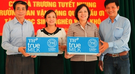 Trao 20.000 ly sữa và 100 suất học bổng cho học sinh nghèo Phú Thọ