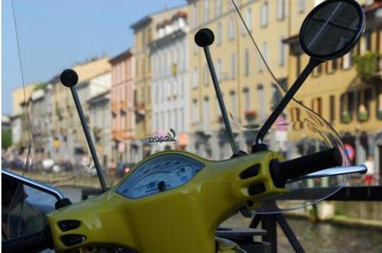 Vespa trên đường quê Việt