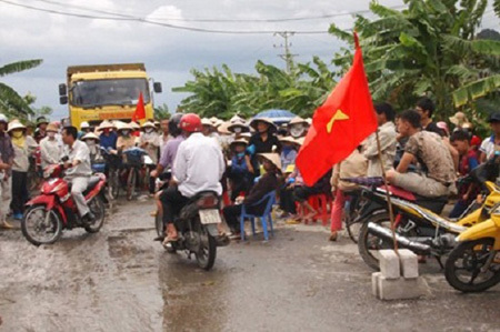 Thảm cảnh ô nhiễm, dân bao vây phản đối DN
