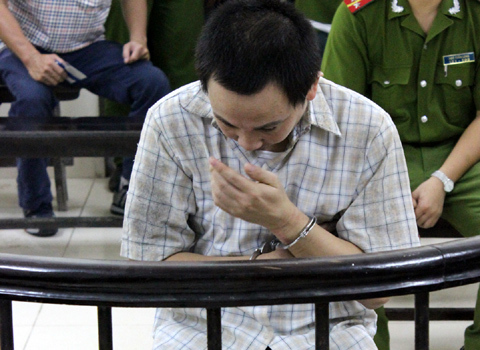Kẻ ném vợ xuống sông nhận án tử