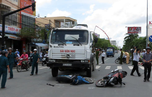 Xe trộn bê tông cán 2 xe máy dừng đèn đỏ