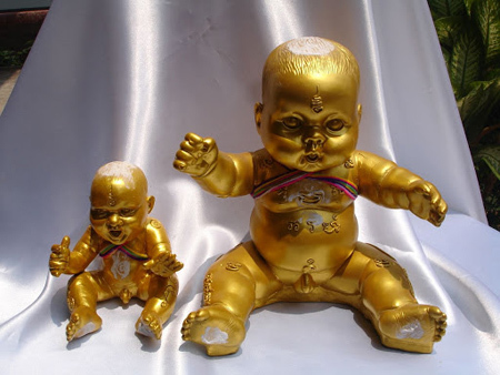 Ồ ạt xuất ngoại thỉnh bùa cầu tài, mua ngải câu tình