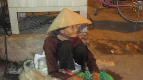 Cụ già bán chanh bên cây xăng Đội Cấn rúng động cư dân mạng