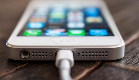 Thêm một cô gái sử dụng iPhone đang sạc bị điện giật