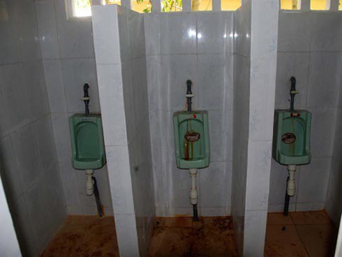 Nhà vệ sinh giá 'khủng' ở huyện nghèo Việt Nam