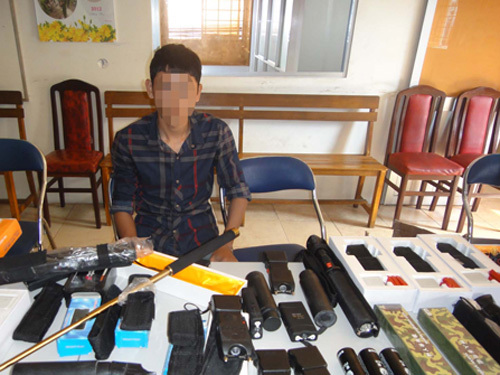 Nở rộ buôn dùi cui, roi điện, súng hơi cay