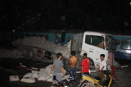 Xe tải đâm tàu hỏa, lái tàu bị thương nặng