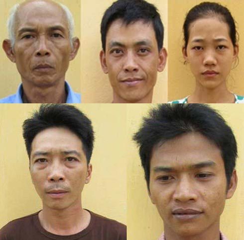 Dụ bé gái ra khỏi nhà để trộm vàng