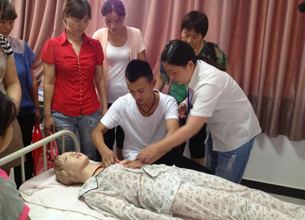 Chàng trai theo đuổi nghề mát-xa bầu sữa mẹ