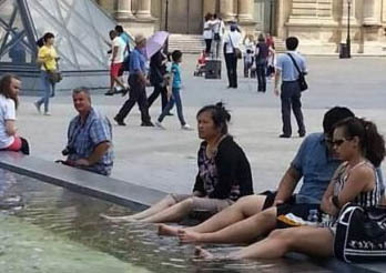 Bảo tàng Louvre Paris trở thành nơi khỏa chân cho dân TQ