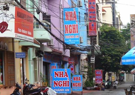 Vào khách sạn với kiều nữ, bị lột hết tài sản