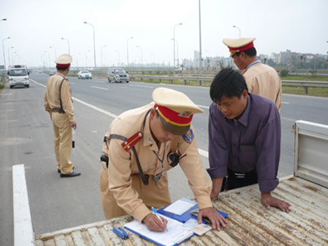 Bí mật giám sát cảnh sát giao thông vẫy xe