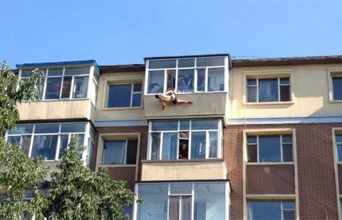 Gay cấn vợ cứu chồng nhảy lầu tự vẫn