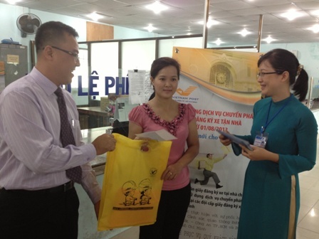 Thí điểm trả đăng ký xe qua bưu điện