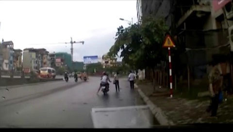 Thiếu nữ bị cướp túi giữa ban ngày ở Thủ đô