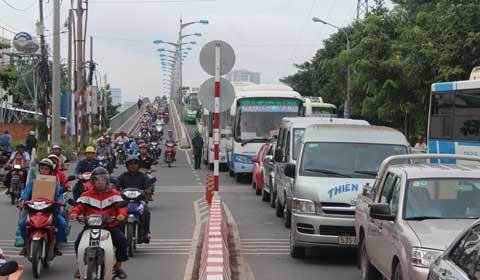 Cầu Bình Triệu vẫn kẹt cứng trong ngày thu phí thứ 2