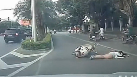Cướp đồ trắng trợn người phụ nữ đang đi xe máy