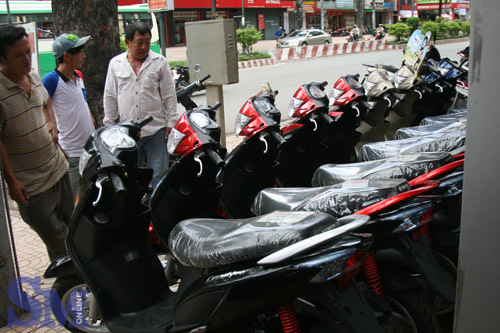 Xăng đắt, dân Hà Nội rủ nhau đi xe 50 phân khối