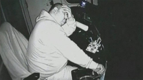 Video gây sốc cảnh vừa lái tàu vừa ngủ gật