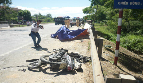 Ô tô tông xe máy gãy đôi, 1 người chết