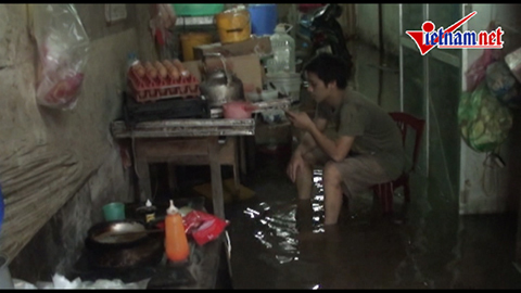 Xem lại cảnh người Hà Nội khốn khổ vì mưa ngập