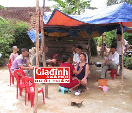 Diện kiến “Thánh cô” chữa bách bệnh bằng… nước lã và bóp ngực