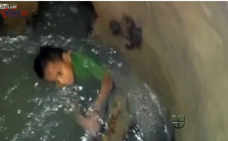 10 clip 'nóng': Bé trai sống sót sau 24h trôi dưới cống