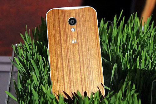 Cận cảnh Moto X phiên bản vỏ gỗ sồi và gỗ hồng mộc