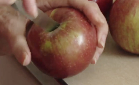 Mua 2 chiếc iPhone hơn nghìn đô nhận được 2 quả táo