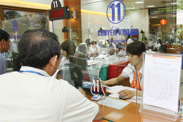 Hàng loạt ngân hàng âm thầm cắt lương, giảm nhân sự