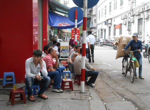 Quán trà đá sẽ không được bán thuốc lá