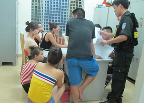 Gái mại dâm gọi chồng bế con đến ăn vạ tại đồn công an