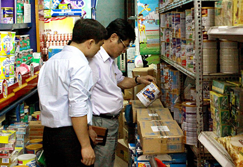 Sợ sữa độc: Cửa hàng dừng bán, dân tránh xa