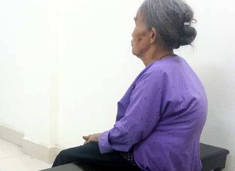 Mẹ già đắng lòng cảnh con cả đòi bỏ tù con út