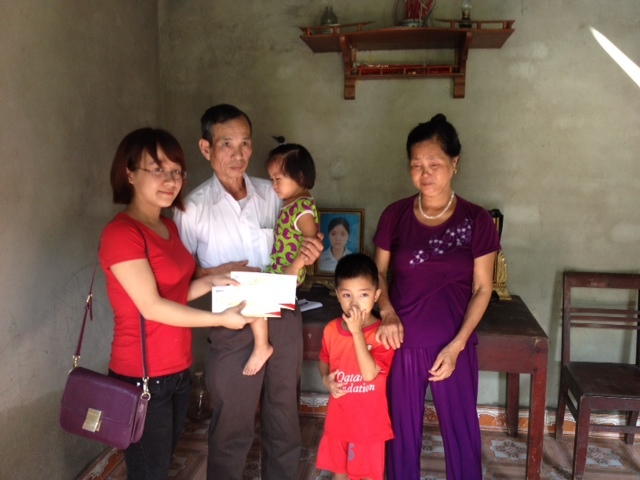 Trao 35 triệu đồng cho hai cháu mồ côi ở Phú Thọ