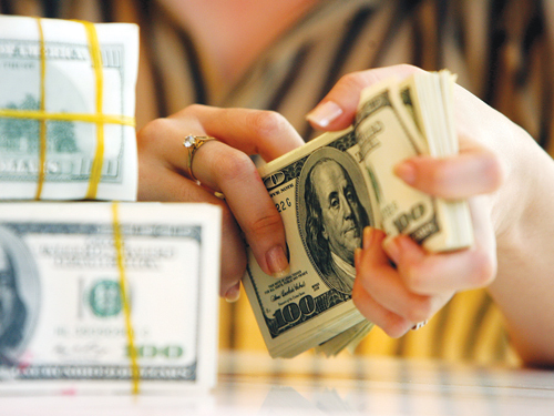 Ngân hàng Nhà nước tăng giá, đẩy mạnh mua USD