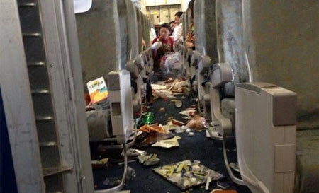 Máy bay Vietnam Airlines rơi tự do 122m
