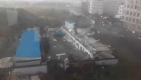 Bão kinh hoàng cuốn bay nóc nhà