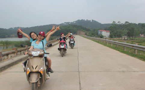 Nở rộ trào lưu rủ người lạ đi chung xe, chung đường