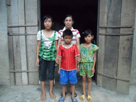 Mẹ nghèo nuôi 3 con ăn học, chồng tâm thần