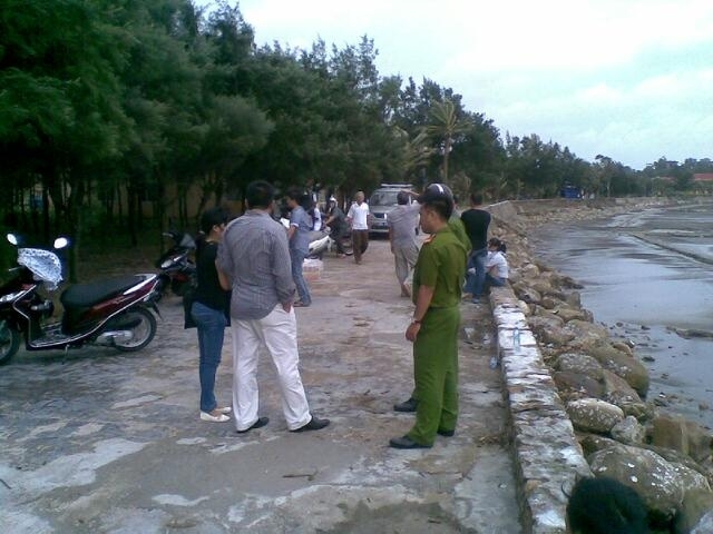 Giây phút thanh niên bị sóng cuốn khi đứng xem