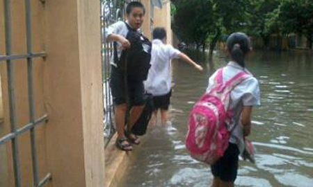 Bám tường rào đi học trong ngày Hà Nội ngập nặng