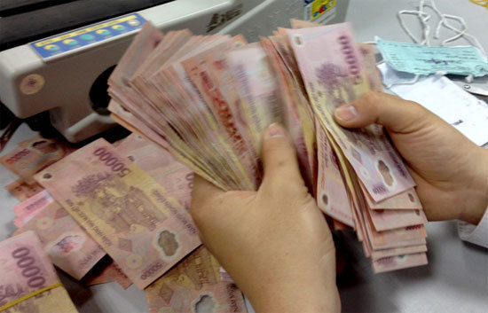 Lương giảm liên tục, nhân viên ngân hàng lo làm thêm