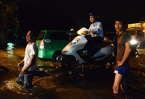 50.000 một lần đi 'đò đêm' giữa đường Hà Nội