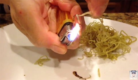 Ca sĩ Hồng Ngọc chết khiếp khi ăn phải mỳ cao su