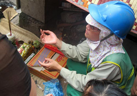 Phát hiện xác trẻ sơ sinh trong thùng mì tôm