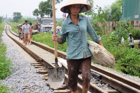Trẻ con cũng tham gia chống lụt trên sông Nhuệ
