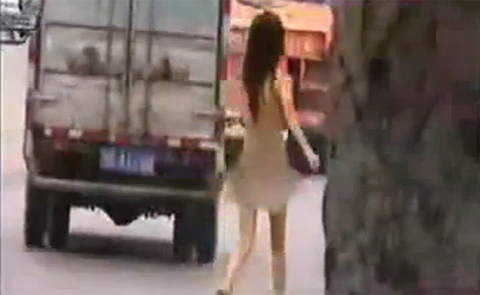 Thiếu nữ TQ khoả thân giữa đường