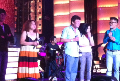 Siu Black hát trên sân khấu, ở dưới giang hồ vây kín lối!